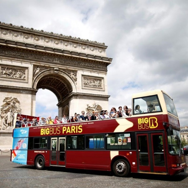 Власти Парижа принялись бороться с туристическими автобусами