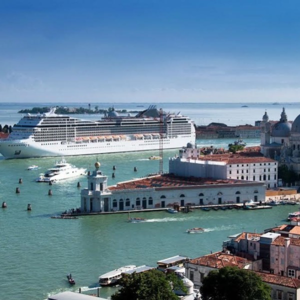 Венеция стремится обуздать круизные лайнеры
