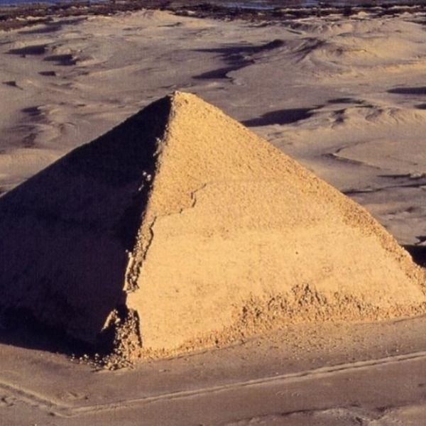Туристы в Египте могут посещать новую пирамиду