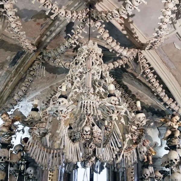 Церковь Church of Bones - огромная костная люстра