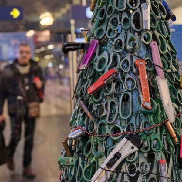 Туристы шокированы Рождественской елью в Вильнюсском аэропорту