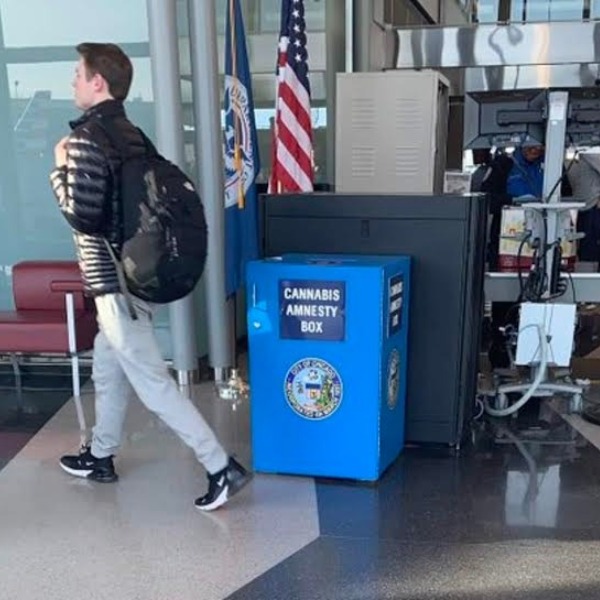 В аэропортах Чикаго установили боксы для утилизации марихуаны