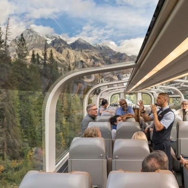 В Канаде запустили «стеклянные» поезда для путешествий
