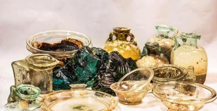 2000-річний скляний скарб із римського корабля знайшли в Середземному морі